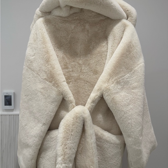 Helsa : The Hooded Faux Fur Coat in White - Picture 7 of 9